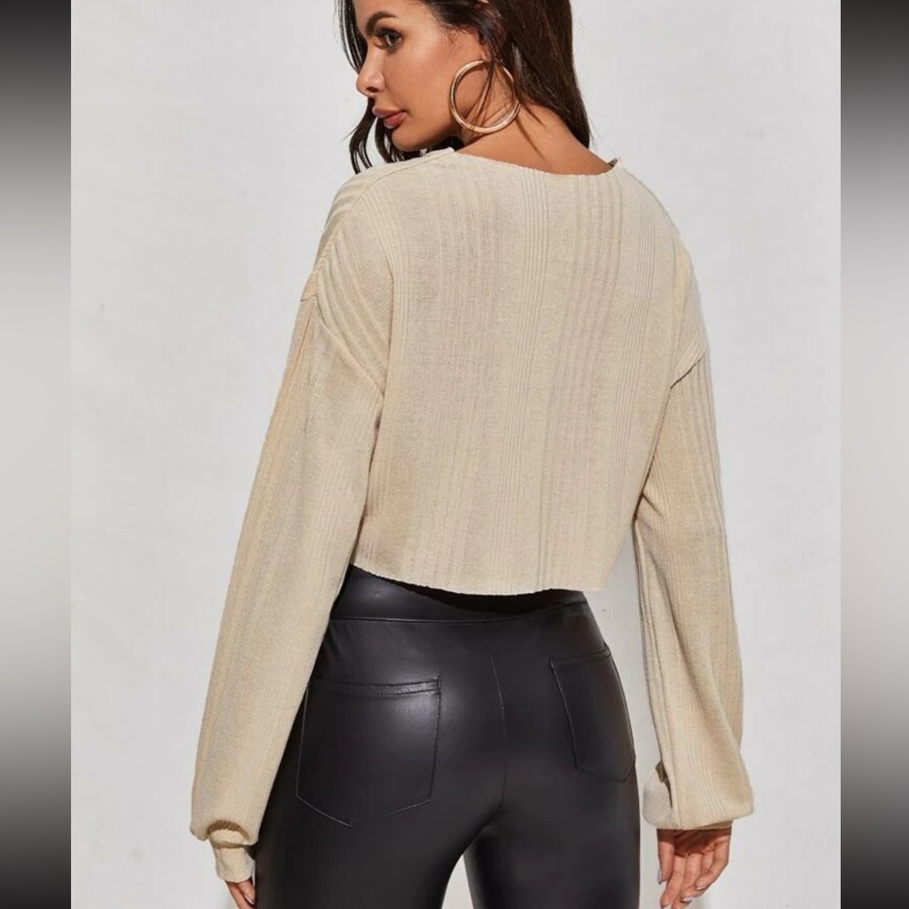Neutral Ribbed Notched Raw-Cut Crop Tee - Picture 2 of 3